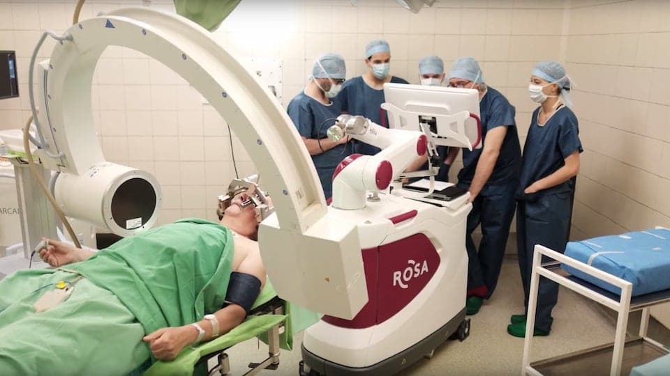 ROSA idegsebészeti robottal dolgozik dr. Erőss Lóránd munkacsoportja