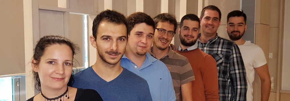 szabadics_kcs Szabadics János kutatócsoportja. Balról jobbra haladva: Kókay Dóra, Neubrandt Máté, Marosi Endre, Szabadics János, Oláh Viktor, Brunner János, Tarcsay Gergely