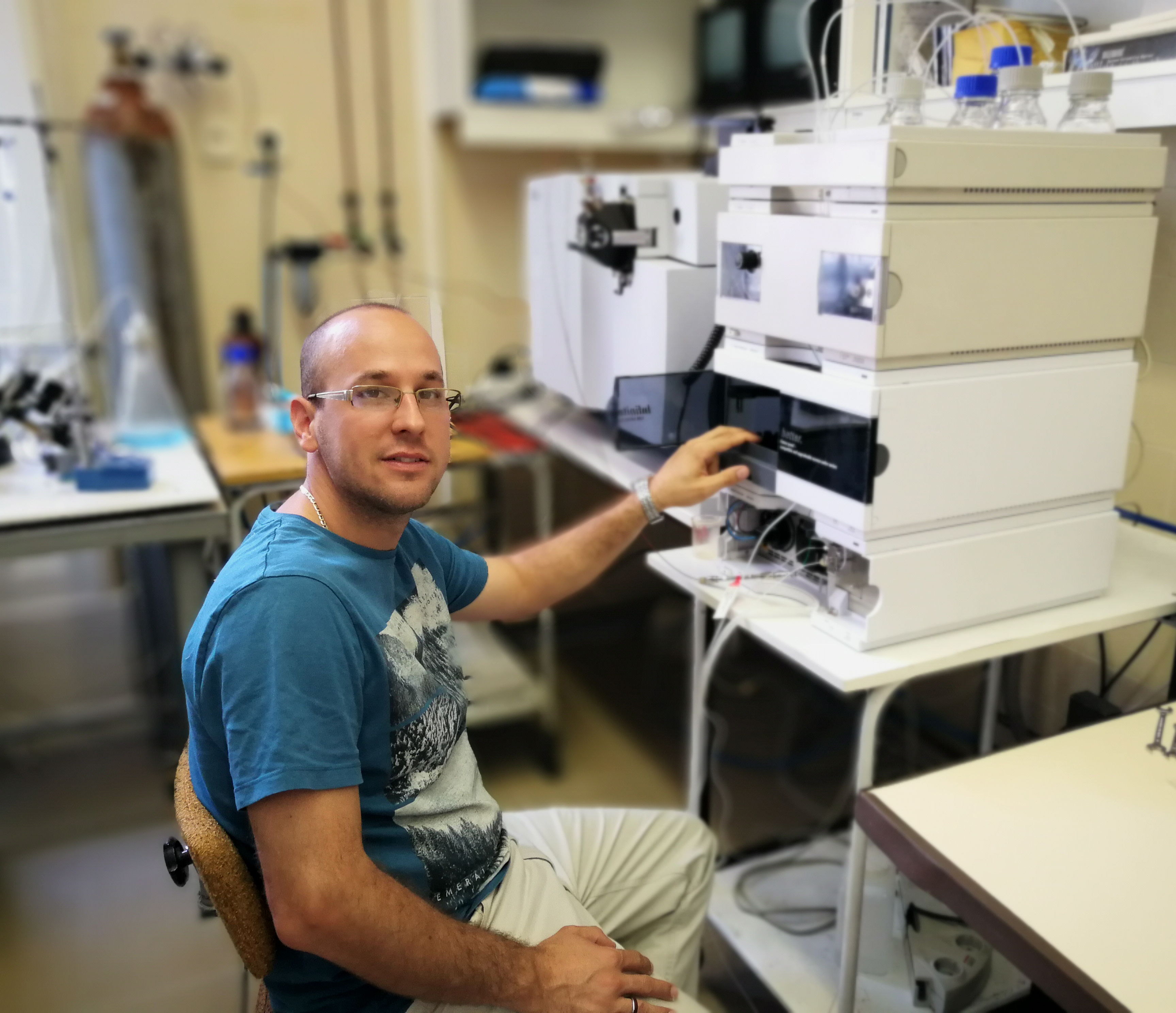 MTA-ÖK BLI_NAP Adaptációs Neuroetológiai Kutatócsoport – Dr. Maász Gábor. Neuroanalitikai vizsgálat HPLC-MS mérőműszerrel MTA-ÖK BLI_NAP Adaptációs Neuroetológiai Kutatócsoport – Dr. Maász Gábor. Neuroanalitikai vizsgálat HPLC-MS mérőműszerrel