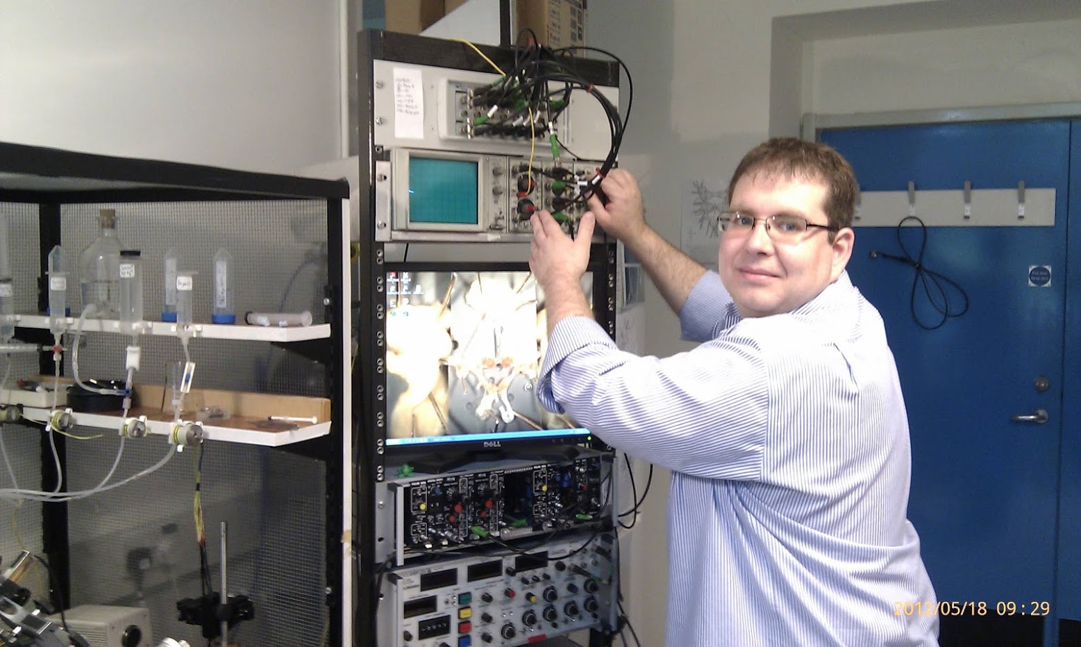 MTA-ÖK BLI_NAP Adaptációs Neuroetológiai Kutatócsoport – Dr. Pirger Zsolt elektrofiziológiai mérőállás szerelése közben MTA-ÖK BLI_NAP Adaptációs Neuroetológiai Kutatócsoport – Dr. Pirger Zsolt elektrofiziológiai mérőállás szerelése közben